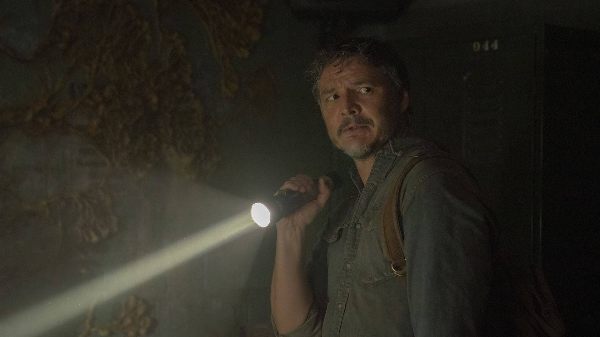Joel seggurando uma lantena na mão esquerda